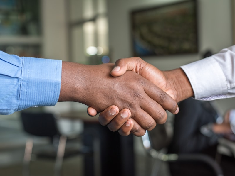 Reunión profesional representando atención cercana y comunicación con clientes